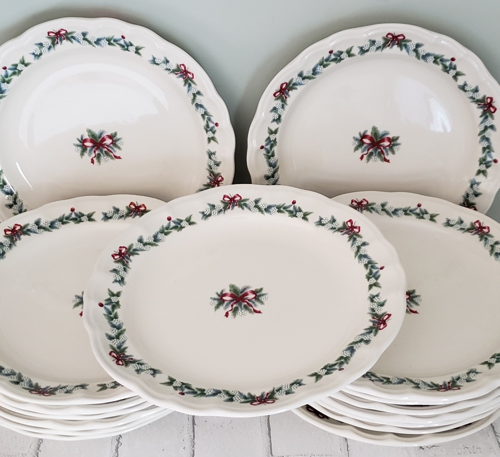 🎄PFALTZGRAFF Red Ribbons 12,  11" Plates